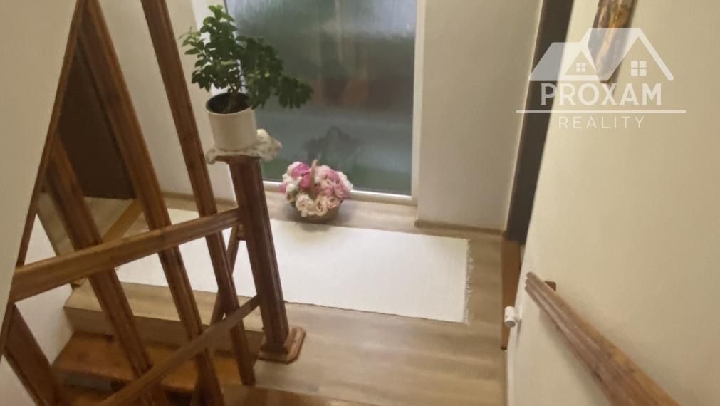 NEPREHLIADNITE!!!Priestranný, udržiavany rodinný dom v obci Melčice-Lieskové