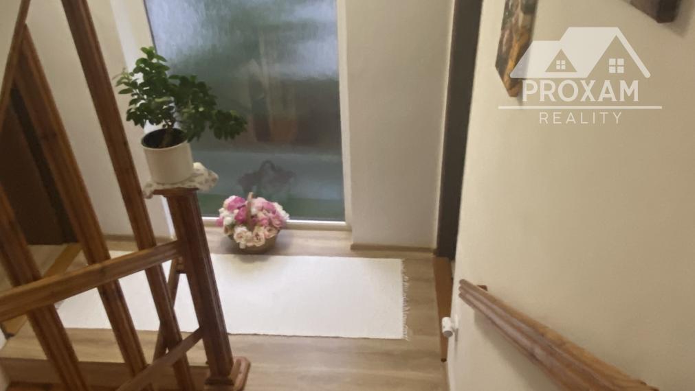 NEPREHLIADNITE!!!Priestranný, udržiavany rodinný dom v obci Melčice-Lieskové