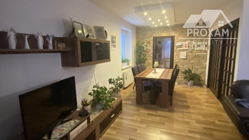 NEPREHLIADNITE!!!Priestranný, udržiavany rodinný dom v obci Melčice-Lieskové