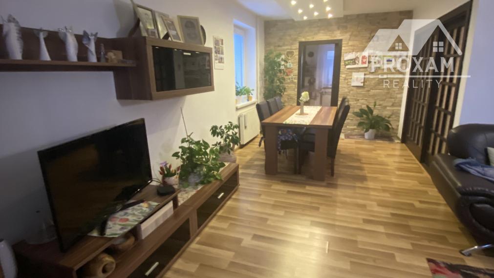 NEPREHLIADNITE!!!Priestranný, udržiavany rodinný dom v obci Melčice-Lieskové