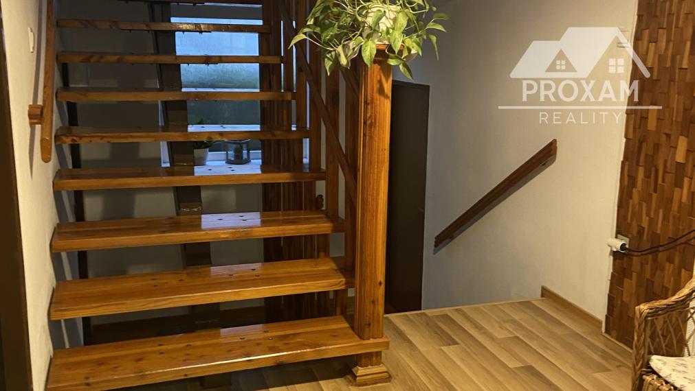 NEPREHLIADNITE!!!Priestranný, udržiavany rodinný dom v obci Melčice-Lieskové