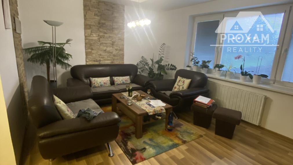 NEPREHLIADNITE!!!Priestranný, udržiavany rodinný dom v obci Melčice-Lieskové