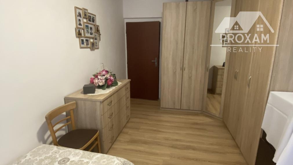 NEPREHLIADNITE!!!Priestranný, udržiavany rodinný dom v obci Melčice-Lieskové