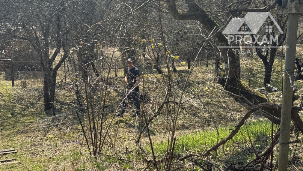 Na predaj slnečná záhrada s chatkou BB časť Fončorda