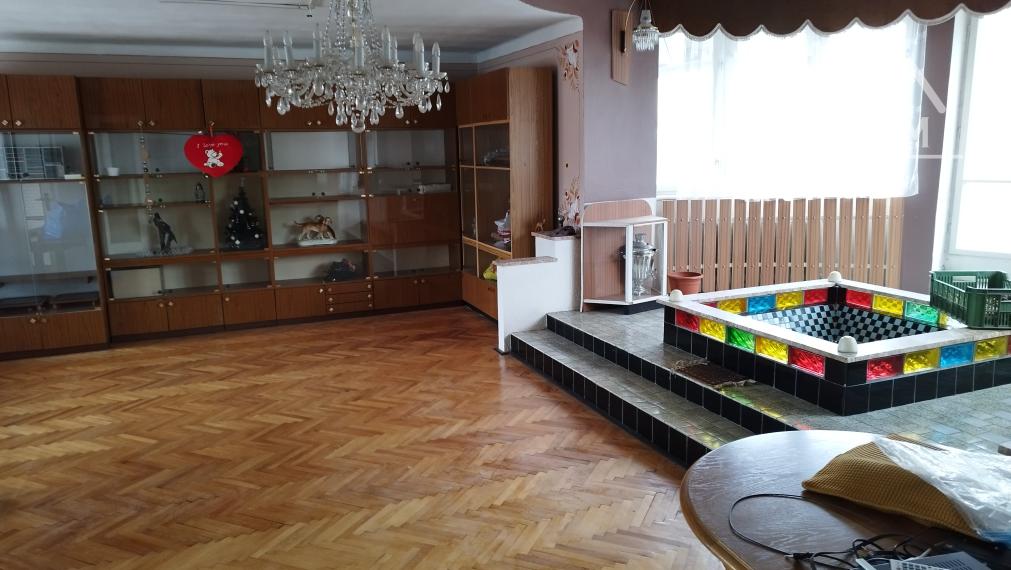 Znížená cena. Predaj  rod. domu a komplex budov v Lučenci časť Opatová