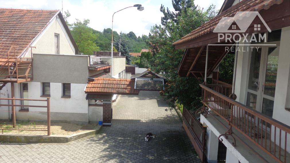 Znížená cena. Predaj  rod. domu a komplex budov v Lučenci časť Opatová