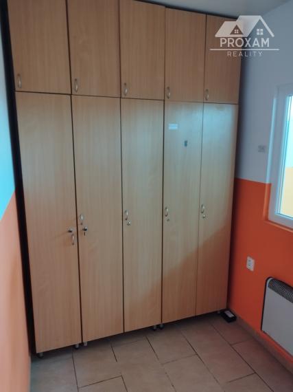 PROXAM reality ponúkame na predaj alebo prenájom komerčný objekt -  vhodný na mäso výrobu, rozrábku mäsa, chladenie, mrazenie, skladové priestory a priľahlý veľký pozemok.