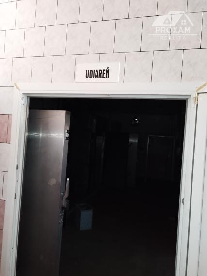 PROXAM reality ponúkame na predaj alebo prenájom komerčný objekt -  vhodný na mäso výrobu, rozrábku mäsa, chladenie, mrazenie, skladové priestory a priľahlý veľký pozemok.