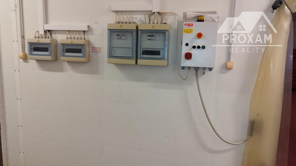 PROXAM reality ponúkame na predaj alebo prenájom komerčný objekt -  vhodný na mäso výrobu, rozrábku mäsa, chladenie, mrazenie, skladové priestory a priľahlý veľký pozemok.