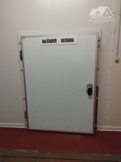 PROXAM reality ponúkame na predaj alebo prenájom komerčný objekt -  vhodný na mäso výrobu, rozrábku mäsa, chladenie, mrazenie, skladové priestory a priľahlý veľký pozemok.