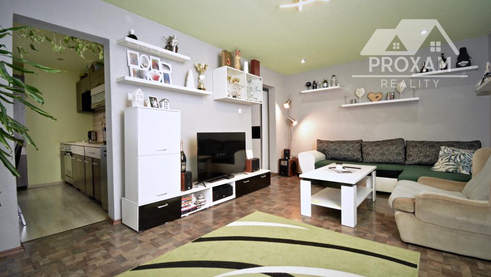 Predaj bytu s balkónom v obci Tomášovce, rekonštrukcia,výťah