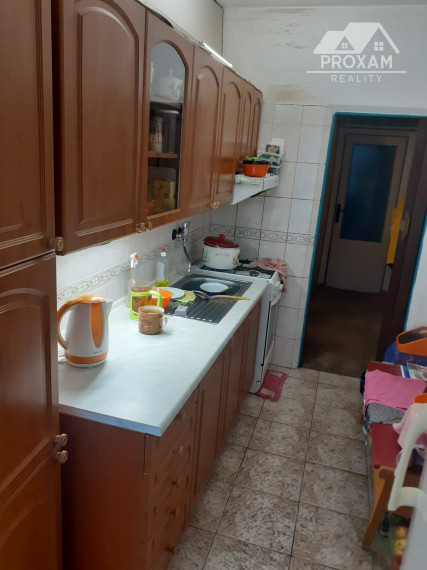 Ponúkame na predaj priestranný  3-izbový byt s balkónom časť Radvaň BB