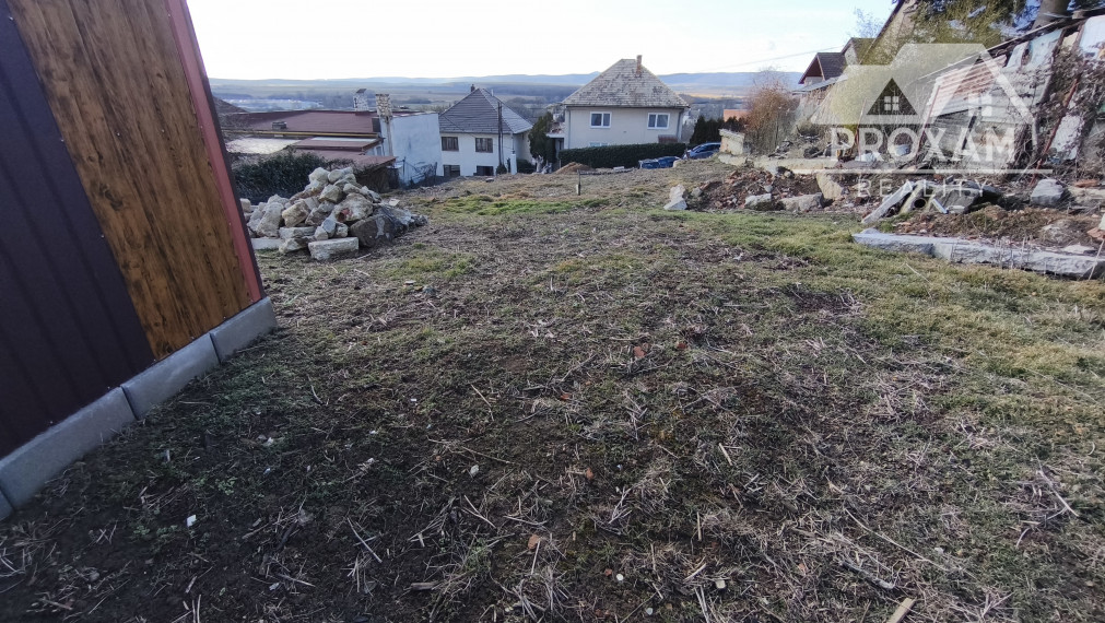 Na predaj stavebný pozemok s projektom