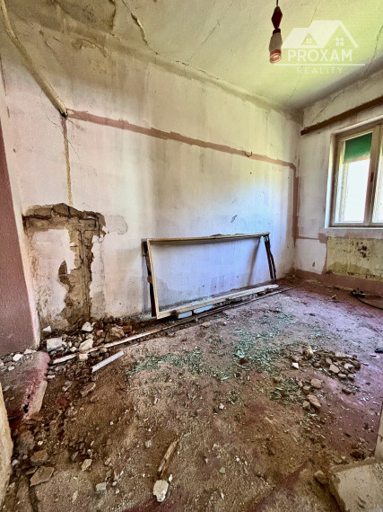 Na predaj rodinný dom s projektom na rekonštrukciu v Mýtnej