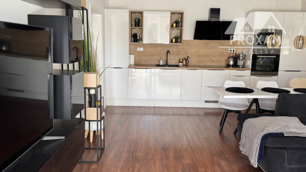 NA PREDAJ: Elegantný 2-izbový byt s priestrannou loggiou, infra saunou a 2 parkovacími miestami – Bakossova, Banská Bystrica