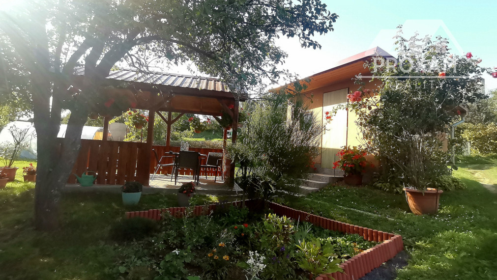 Predaj,záhradná chatka s dreveným altánkom a záhradou v meste Poltár