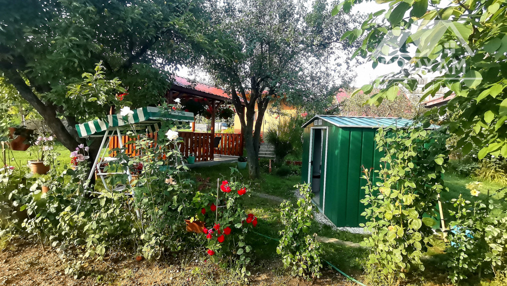 Predaj,záhradná chatka s dreveným altánkom a záhradou v meste Poltár