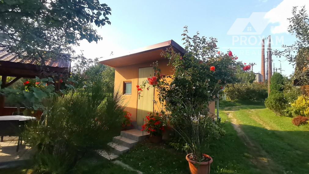 Predaj,záhradná chatka s dreveným altánkom a záhradou v meste Poltár