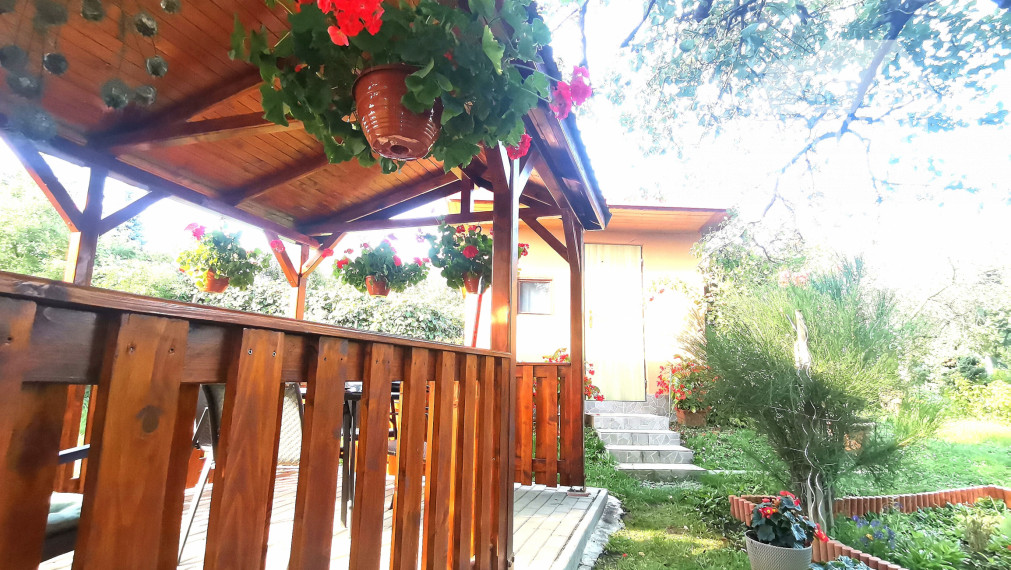 Predaj,záhradná chatka s dreveným altánkom a záhradou v meste Poltár