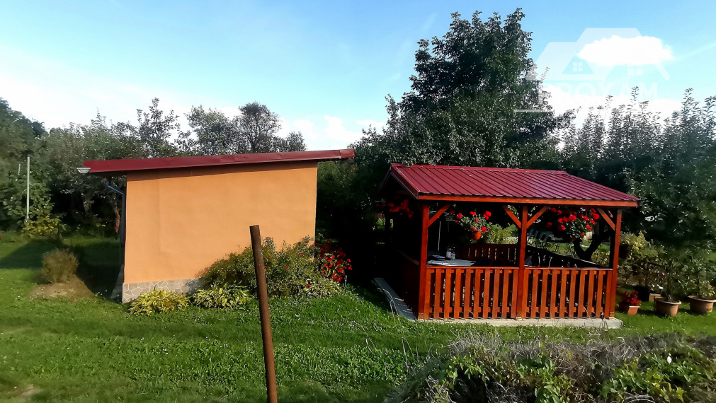 Predaj,záhradná chatka s dreveným altánkom a záhradou v meste Poltár