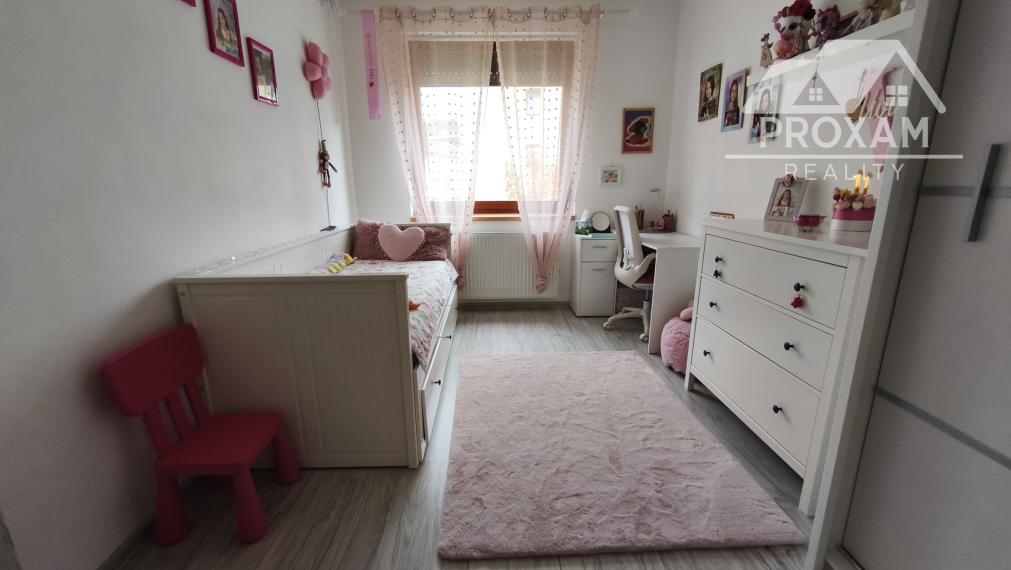 Veľkometrážny 4-izbový byt s dvomi balkónmi a vlastným kúrením