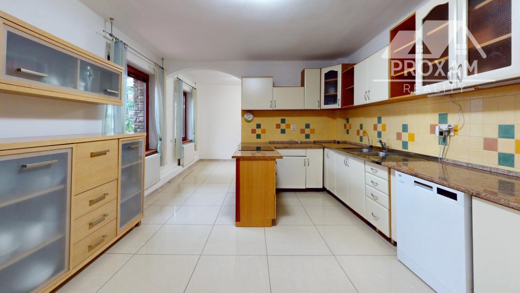 PREDAJ 4- izbový rodinný dom s garážou, záhradou...