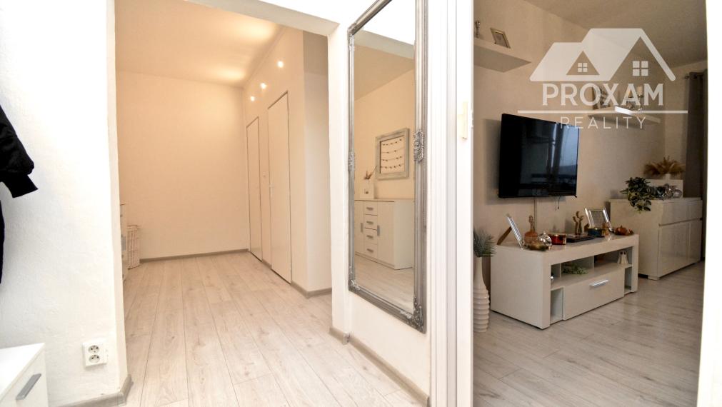 Priestranný 2-izbový byt s 2mi loggiami a výhľadom v Lučenci