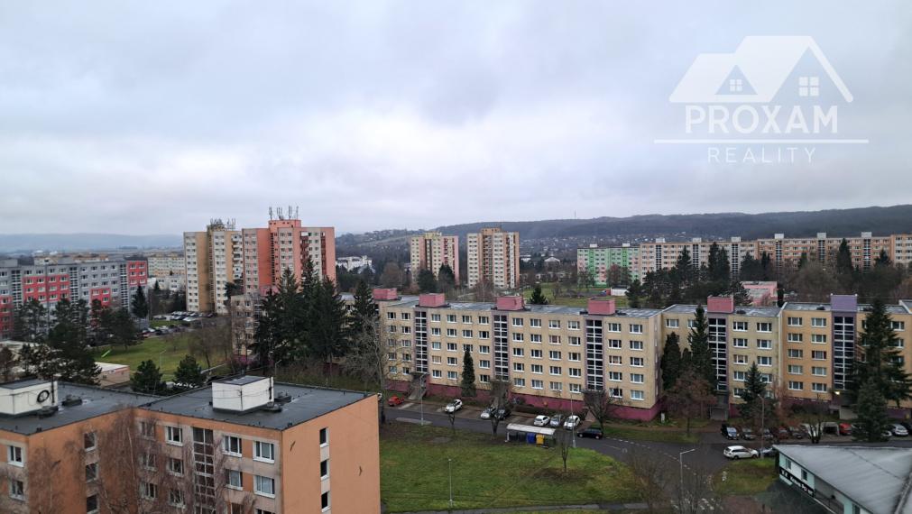 Priestranný 2-izbový byt s 2mi loggiami a výhľadom v Lučenci