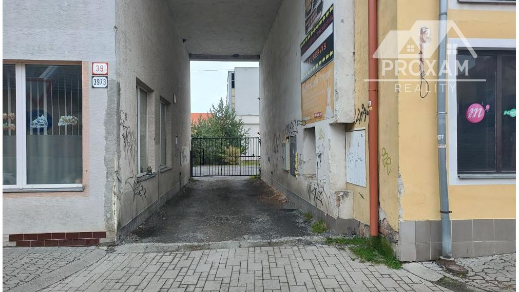 Predaj garáže v centre mesta Lučenec - Uzavretý areál