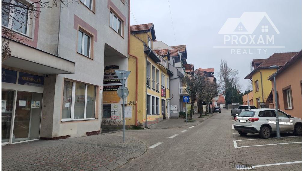 Predaj garáže v centre mesta Lučenec - Uzavretý areál