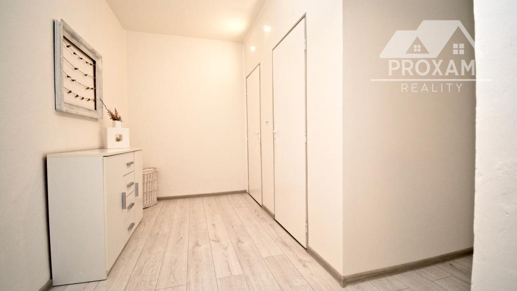 Priestranný 2-izbový byt s 2mi loggiami a koplet zariadením