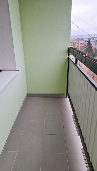 Priestranný 2-izbový byt s 2mi loggiami a koplet zariadením