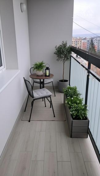 Priestranný 2-izbový byt s 2mi loggiami a koplet zariadením