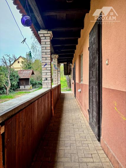 Dom s veľkorysým pozemkom a vlastným ovocným sadom