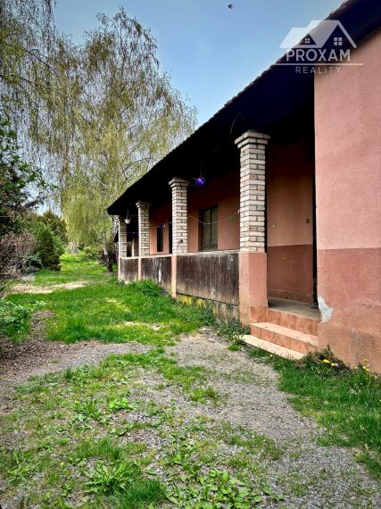 Dom s veľkorysým pozemkom a vlastným ovocným sadom