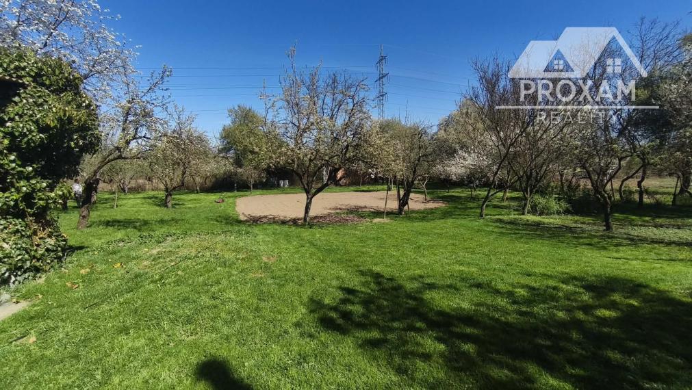 Predaj, väčší pozemok s chatou