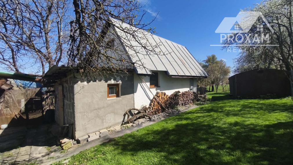 Predaj, väčší pozemok s chatou