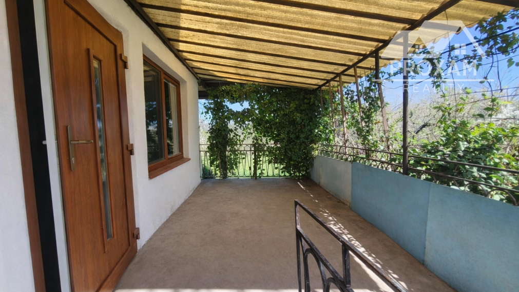 Predaj, väčší pozemok s chatou