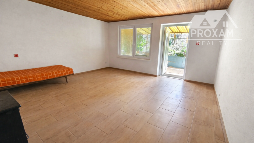 Predaj, väčší pozemok s chatou