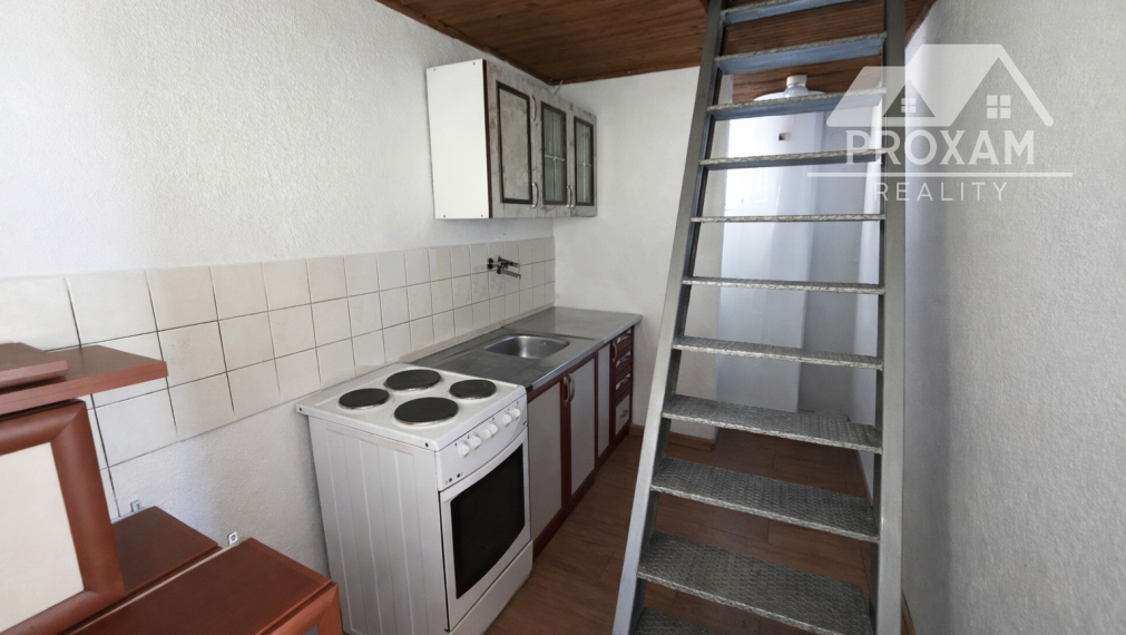 Predaj, väčší pozemok s chatou