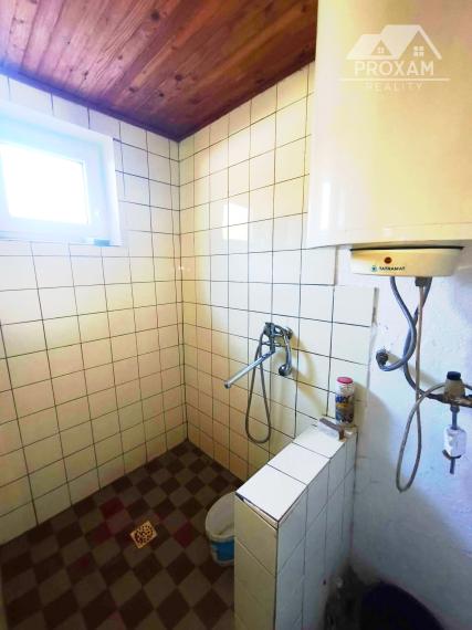 Predaj, väčší pozemok s chatou