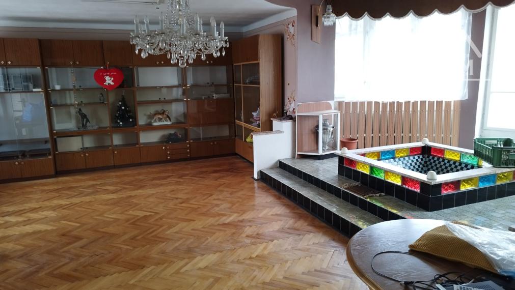 Znížená cena. Predaj rodinného domu a komplex budov v Lučenci časť Opatová