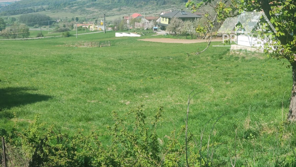 Na predaj pozemok vhodný na výstavbu rodinného domu 2531m2.