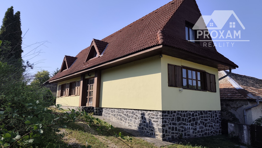 Na predaj štýlový rodinný dom s rozľahlým pozemkom 4 500 m² v obci Ľuboreč