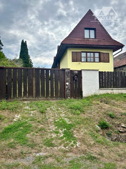 Na predaj štýlový rodinný dom s rozľahlým pozemkom 4 500 m² v obci Ľuboreč