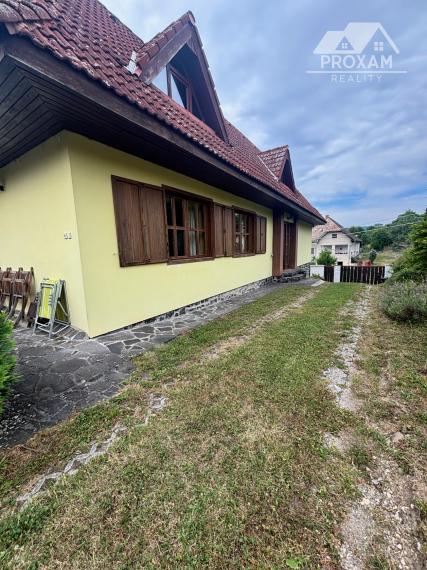 Na predaj štýlový rodinný dom s rozľahlým pozemkom 4 500 m² v obci Ľuboreč
