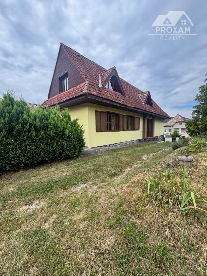 Na predaj štýlový rodinný dom s rozľahlým pozemkom 4 500 m² v obci Ľuboreč