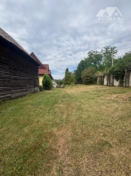 Na predaj štýlový rodinný dom s rozľahlým pozemkom 4 500 m² v obci Ľuboreč