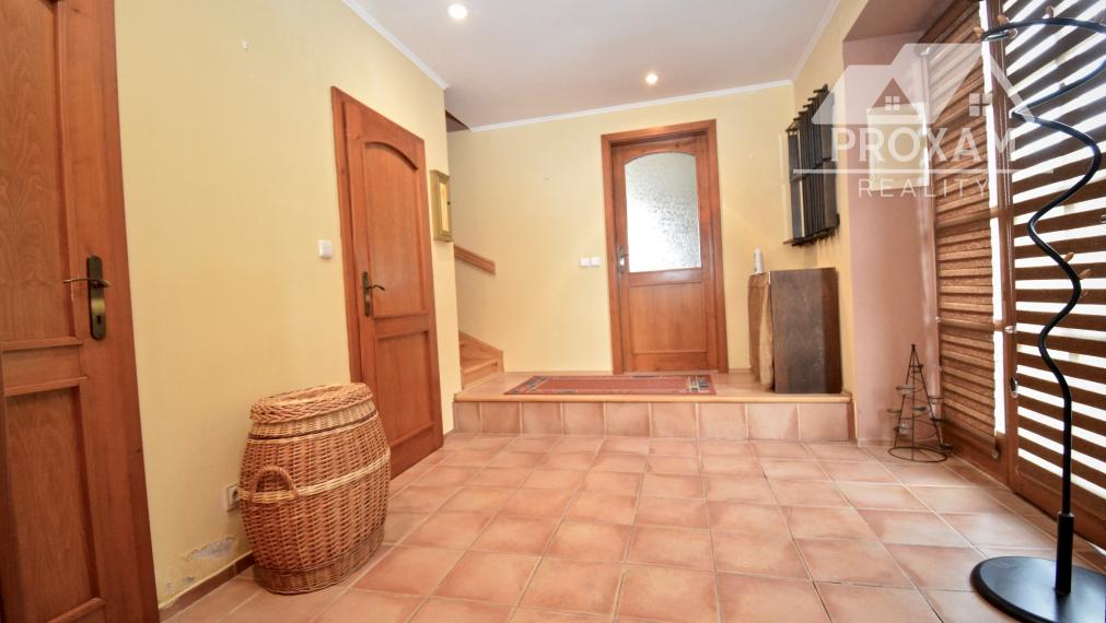 Na predaj štýlový rodinný dom s rozľahlým pozemkom 4 500 m² v obci Ľuboreč