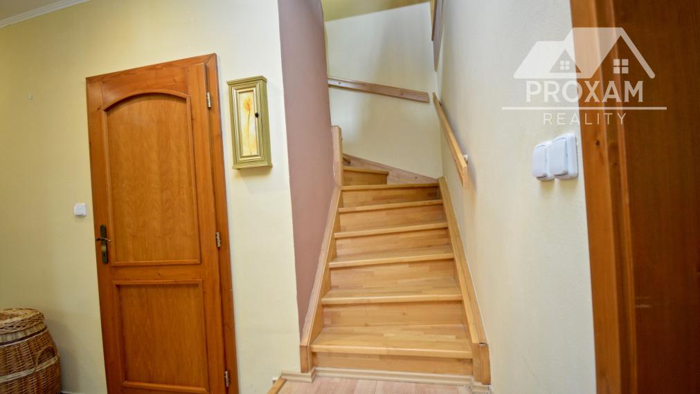 Na predaj štýlový rodinný dom s rozľahlým pozemkom 4 500 m² v obci Ľuboreč